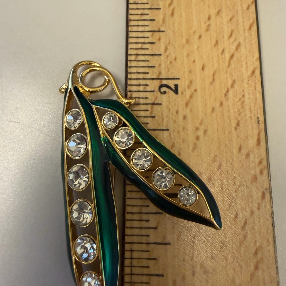 Elegant Monet Signed Green Pea Pod Brooch - Picture 7 of 7